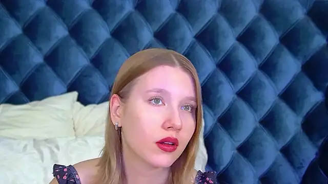 LiliLinn online show from November 2025 04:59:02 AM