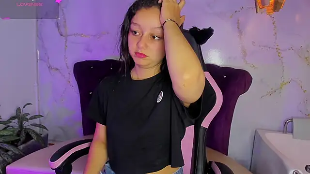 Snapshot of katy_sweet19 chatting on May 2026 01:07:01 PM katy sweet19 online show from May 2026 01:07:01 PM