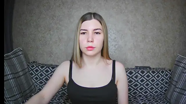 Snapshot of ElllaNuar chatting on December 2024 01:21:01 AM ElllaNuar online show from December 2024 01:21:01 AM