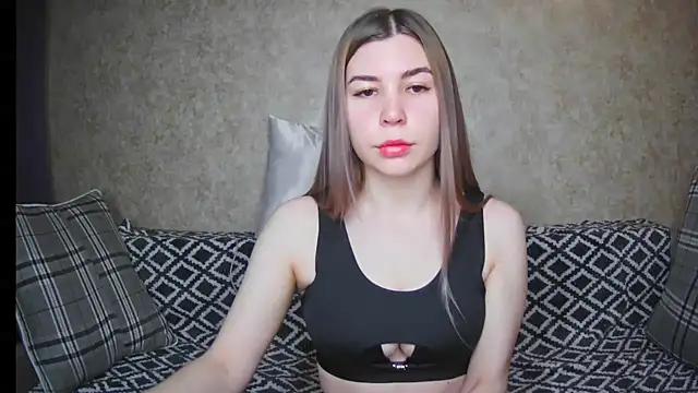 Snapshot of ElllaNuar chatting on December 2024 01:39:02 AM ElllaNuar online show from December 2024 01:39:02 AM