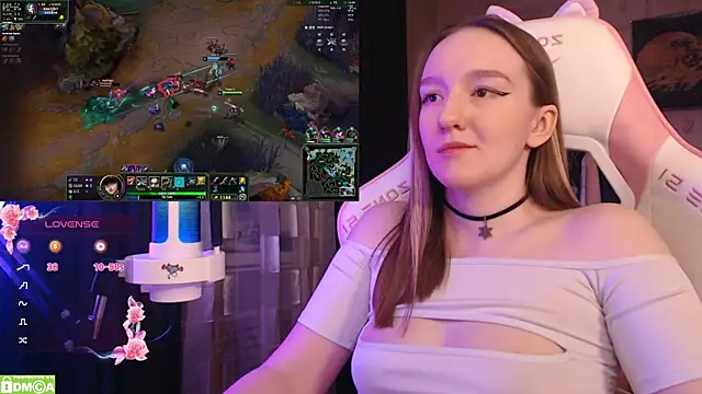 MoonlishSiren online show from February 2025 08:11:02 PM