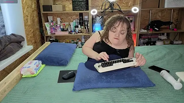 MiniNatalie online show from December 2025 05:03:02 AM