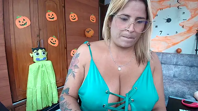 Snapshot of Majo_Soussa chatting on October 2025 12:49:02 PM Majo Soussa online show from October 2025 12:49:02 PM