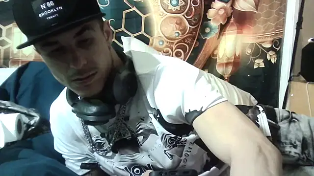 Snapshot of --D-a-D-D-y- chatting on November 2025 04:23:01 AM --D-a-D-D-y- online show from November 2025 04:23:01 AM