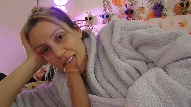 Snapshot of VegasDani chatting on November 2025 06:57:02 AM VegasDani online show from November 2025 06:57:02 AM