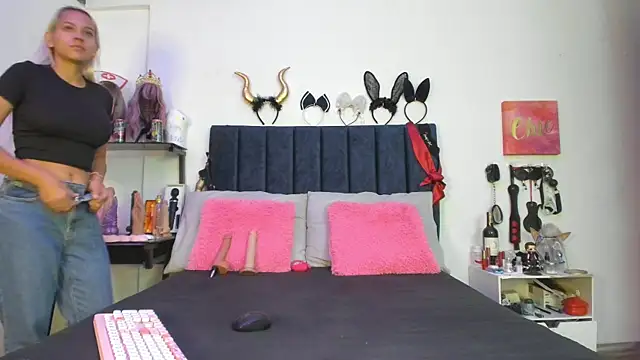 emmily giraldo online show from November 2025 01:22:01 PM