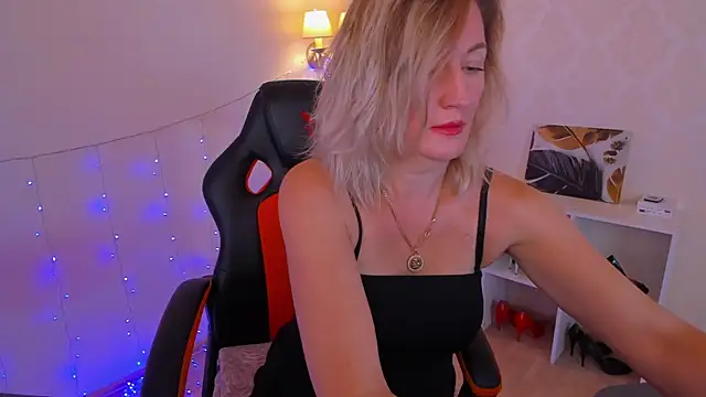 AriFleow online show from September 2025 12:17:01 PM