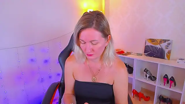 AriFleow online show from September 2025 11:46:02 AM