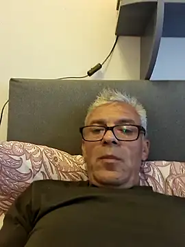 Picolo4111 online show from October 2025 04:03:02 PM
