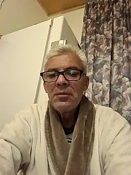 Picolo4111 online show from October 2025 05:33:02 PM
