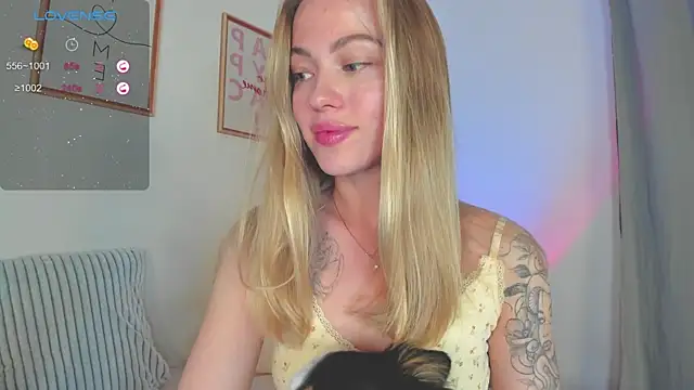 Snapshot of damn_cutie chatting on September 2025 07:25:02 PM damn cutie online show from September 2025 07:25:02 PM
