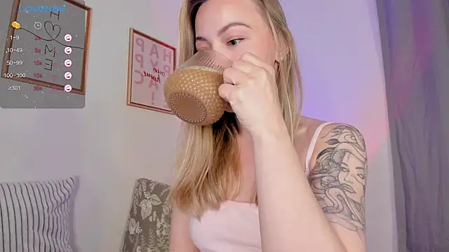 Snapshot of damn_cutie chatting on October 2025 04:53:02 PM damn cutie online show from October 2025 04:53:02 PM