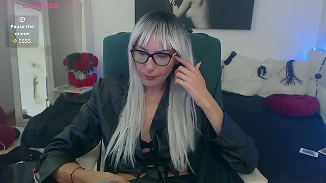 EvelynQueenn online show from October 2025 05:37:01 AM