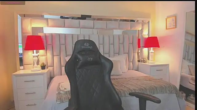 mariiahneedles online show from December 2024 09:46:01 PM