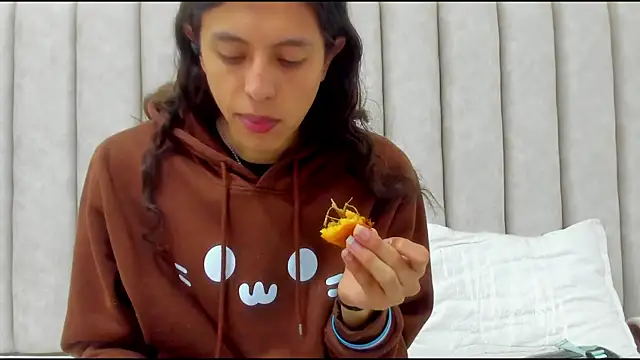 FreyaMoller online show from December 2025 01:28:02 PM