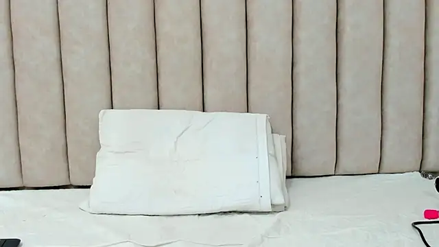 FreyaMoller online show from April 2026 07:08:01 PM