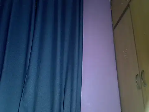 Snapshot of Queen_petite_ chatting on November 2025 11:47:02 PM Queen petite online show from November 2025 11:47:02 PM