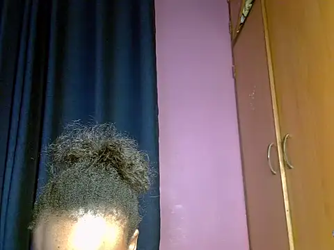 Snapshot of Queen_petite_ chatting on April 2026 07:48:01 PM Queen petite online show from April 2026 07:48:01 PM