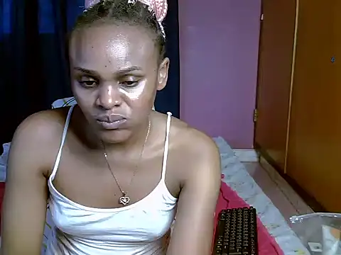 Snapshot of Queen_petite_ chatting on May 2026 07:05:02 AM Queen petite online show from May 2026 07:05:02 AM