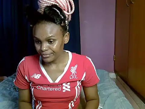 Snapshot of Queen_petite_ chatting on May 2026 08:53:02 AM Queen petite online show from May 2026 08:53:02 AM