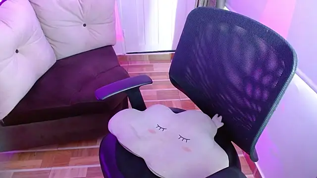 Snapshot of milfrousse chatting on February 2025 04:13:02 PM milfrousse online show from February 2025 04:13:02 PM