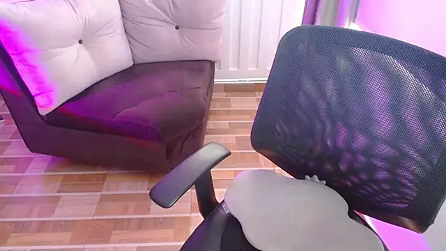 Snapshot of milfrousse chatting on February 2025 01:10:02 PM milfrousse online show from February 2025 01:10:02 PM