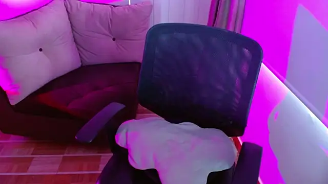 Snapshot of milfrousse chatting on March 2025 04:17:02 PM milfrousse online show from March 2025 04:17:02 PM