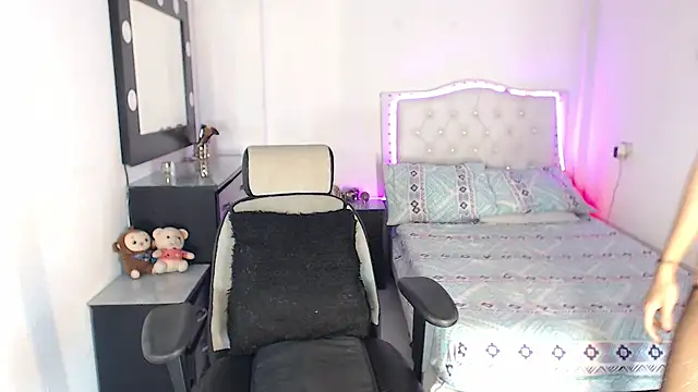 Snapshot of Alexia_Dolly chatting on December 2024 10:23:01 PM Alexia Dolly online show from December 2024 10:23:01 PM