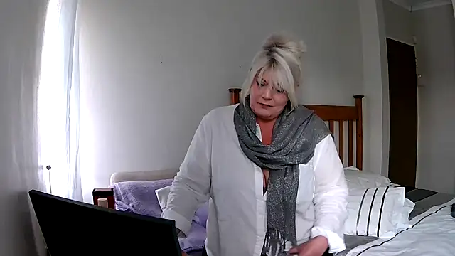 Miahotmilf online show from December 2024 05:11:01 PM