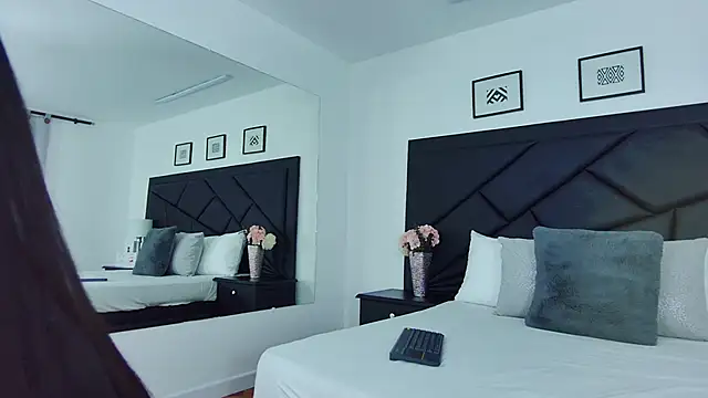 Snapshot of SophieCarther chatting on January 2025 12:00:01 PM SophieCarther online show from January 2025 12:00:01 PM