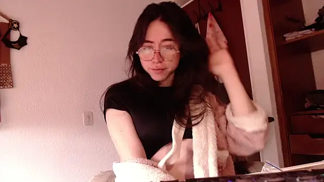 emily pearl  online show from December 2025 01:42:01 PM