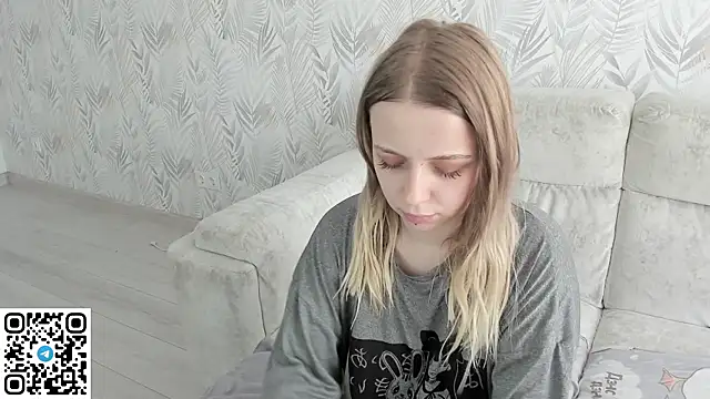 Snapshot of Alice_Halle chatting on June 2026 07:00:01 AM Alice Halle online show from June 2026 07:00:01 AM