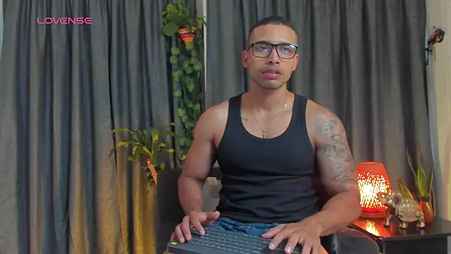 Snapshot of LincomAmith chatting on September 2025 10:23:01 PM LincomAmith online show from September 2025 10:23:01 PM