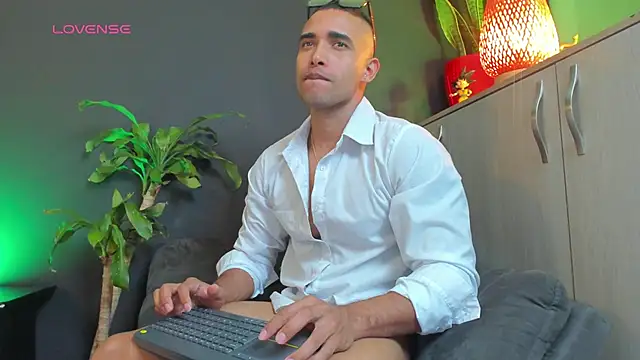 Snapshot of LincomAmith chatting on September 2025 10:37:01 PM LincomAmith online show from September 2025 10:37:01 PM