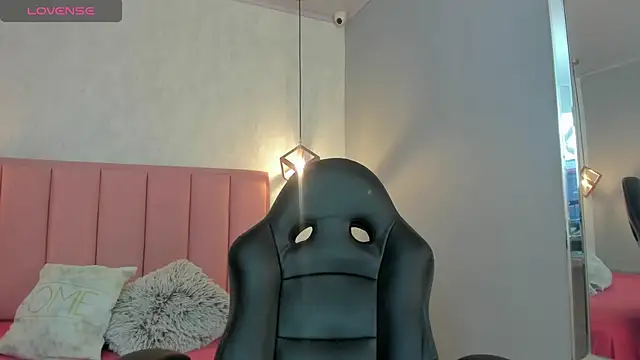 SUNNYCYRUS online show from September 2025 12:30:01 PM