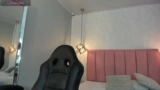 SUNNYCYRUS online show from October 2025 12:26:02 PM