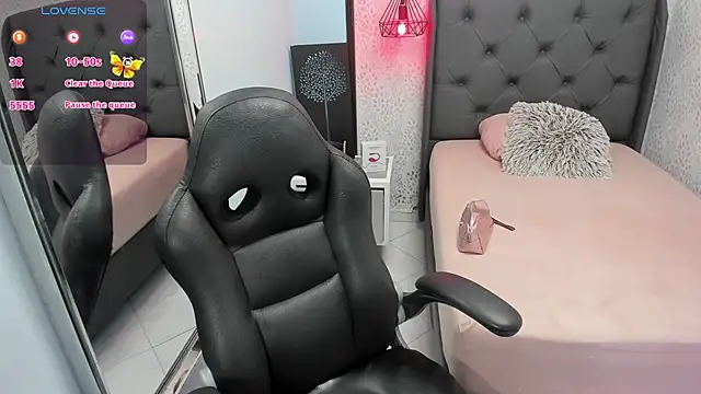 Snapshot of SUZETMONACO chatting on February 2026 07:23:01 PM SUZETMONACO online show from February 2026 07:23:01 PM