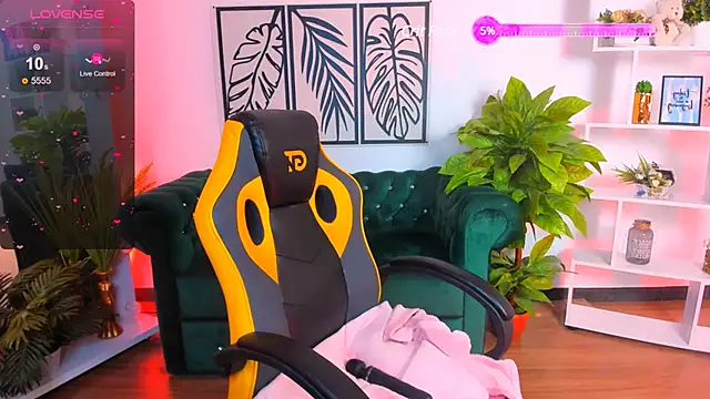 Snapshot of Viola__Shy chatting on March 2025 10:24:01 PM Viola Shy online show from March 2025 10:24:01 PM