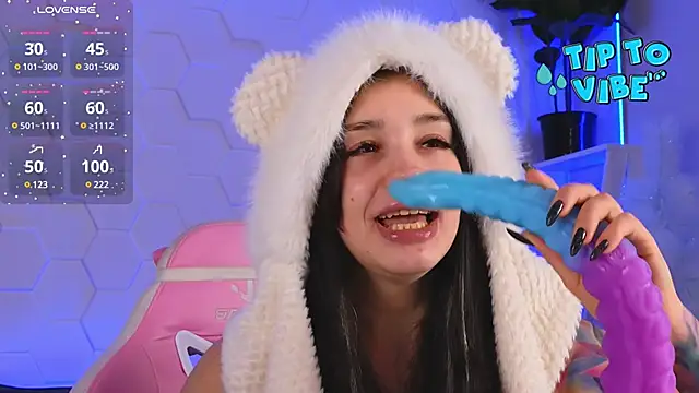 Snapshot of EvaCanton chatting on December 2024 11:09:01 AM EvaCanton online show from December 2024 11:09:01 AM