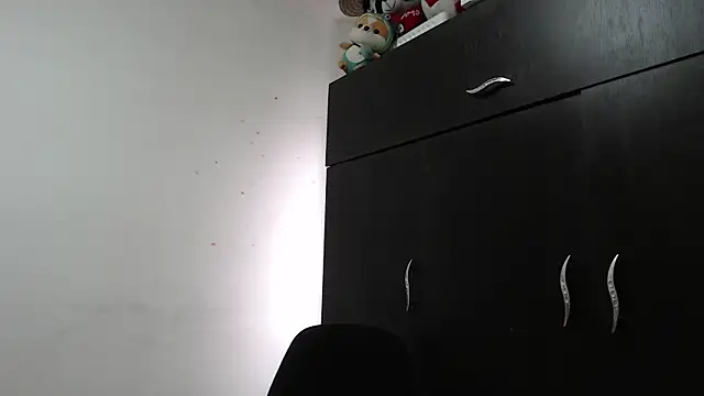 Zoe--khalL online show from November 2025 05:05:02 PM