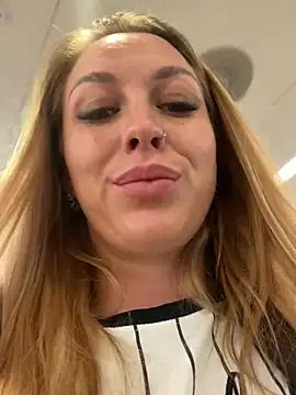 Snapshot of Sweet___Emily chatting on March 2025 02:23:01 PM Sweet Emily online show from March 2025 02:23:01 PM