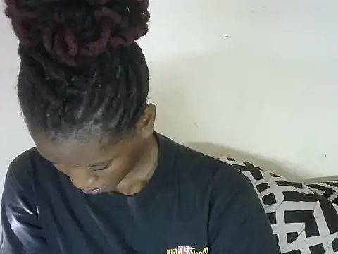 Snapshot of Pretty-emmie chatting on February 2025 01:33:01 PM Pretty-emmie online show from February 2025 01:33:01 PM