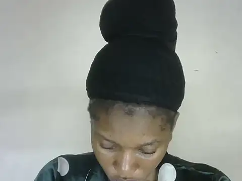 Snapshot of Pretty-emmie chatting on October 2025 11:47:02 PM Pretty-emmie online show from October 2025 11:47:02 PM