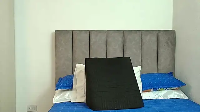 karina lewis  online show from December 2025 04:42:02 AM