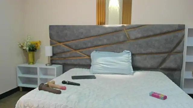 Julia Gomes online show from October 2025 05:03:01 PM