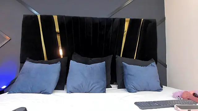 emily mooon online show from October 2025 02:44:01 AM