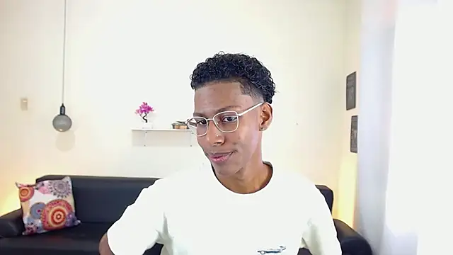 Snapshot of maiki18_ chatting on February 2025 02:22:02 PM maiki18 online show from February 2025 02:22:02 PM