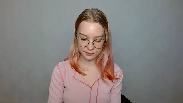 Snapshot of cindi_hot chatting on December 2024 01:00:01 PM cindi hot online show from December 2024 01:00:01 PM