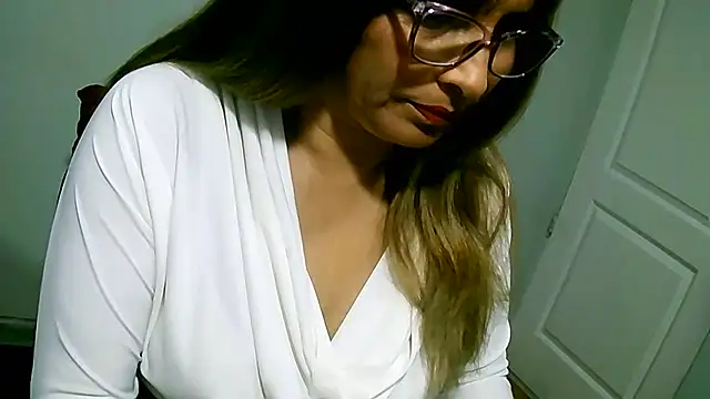 Snapshot of leona- chatting on September 2025 12:34:01 AM leona- online show from September 2025 12:34:01 AM