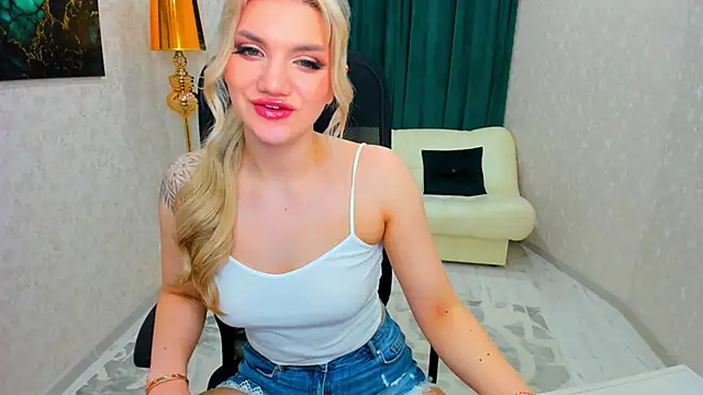 Snapshot of SelenaeMoore chatting on February 2025 12:17:01 AM SelenaeMoore online show from February 2025 12:17:01 AM